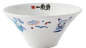 「잇푸도」×《포켓몬》 콜라보! 라멘 가게 주인 스타일의 피카츄 아리타야키 라멘 그릇과 숟가락이 후쿠오카 포켓몬 센터에 등장!