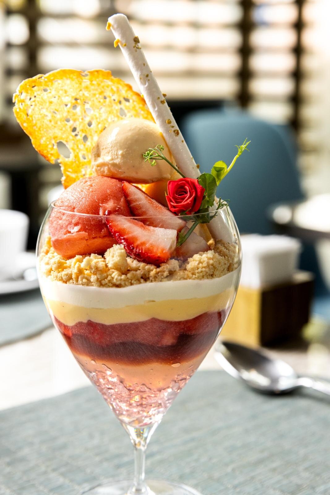 2026년 1월_아름다운 디저트_Giorgio Armani_딸기 로즈 파르페