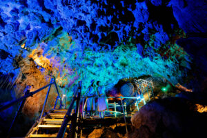 오키나와 신비로운 종유동굴 ‘CAVE OKINAWA’ 완벽 가이드! 환상적인 조명과 카페까지