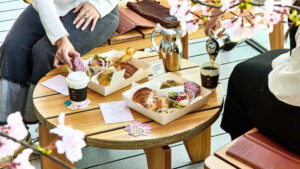 스타벅스 리저브 도쿄 로스터리 벚꽃 테라스 예약 오픈! 메구로가와 벚꽃 명당 자리에서 즐기는 특별 세트 메뉴