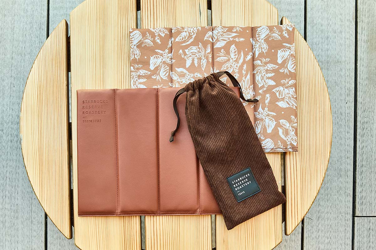 일본 스타벅스 벚꽃 시즌_스타벅스 리저브 도쿄 로스터리 벚꽃 시즌_주간 ROASTERY TOKYO SAKURA Terrace_피크닉 방석